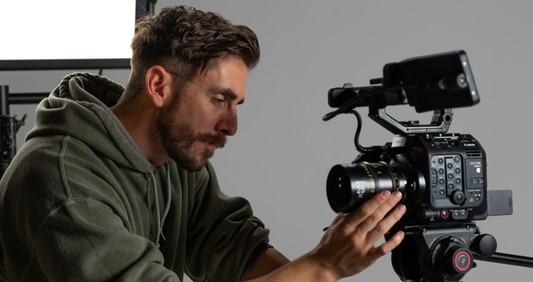 Filmmaker on set with 25mm DZOFILM Vespid Prime