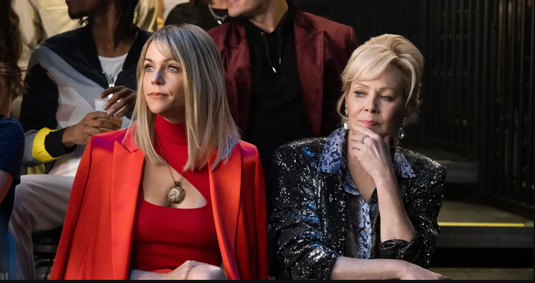 Actresses Kaitlin Olson and Jean Smart in a scene from the series Hacks