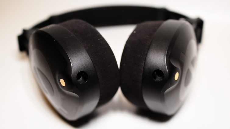 Bottom of Rode's NTH-100 showing the port on both ears