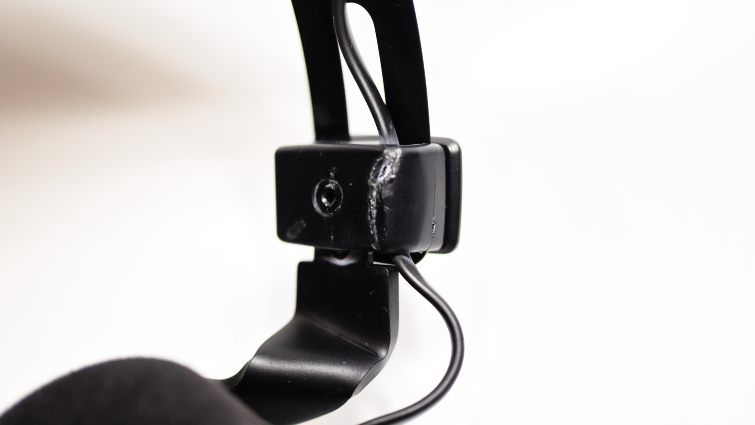 Broken and reglued hinge on the NTH-100 earcups