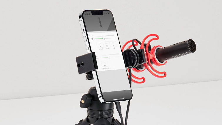 The Rode VideoMic Go II in action with a mobile phone displaying the app